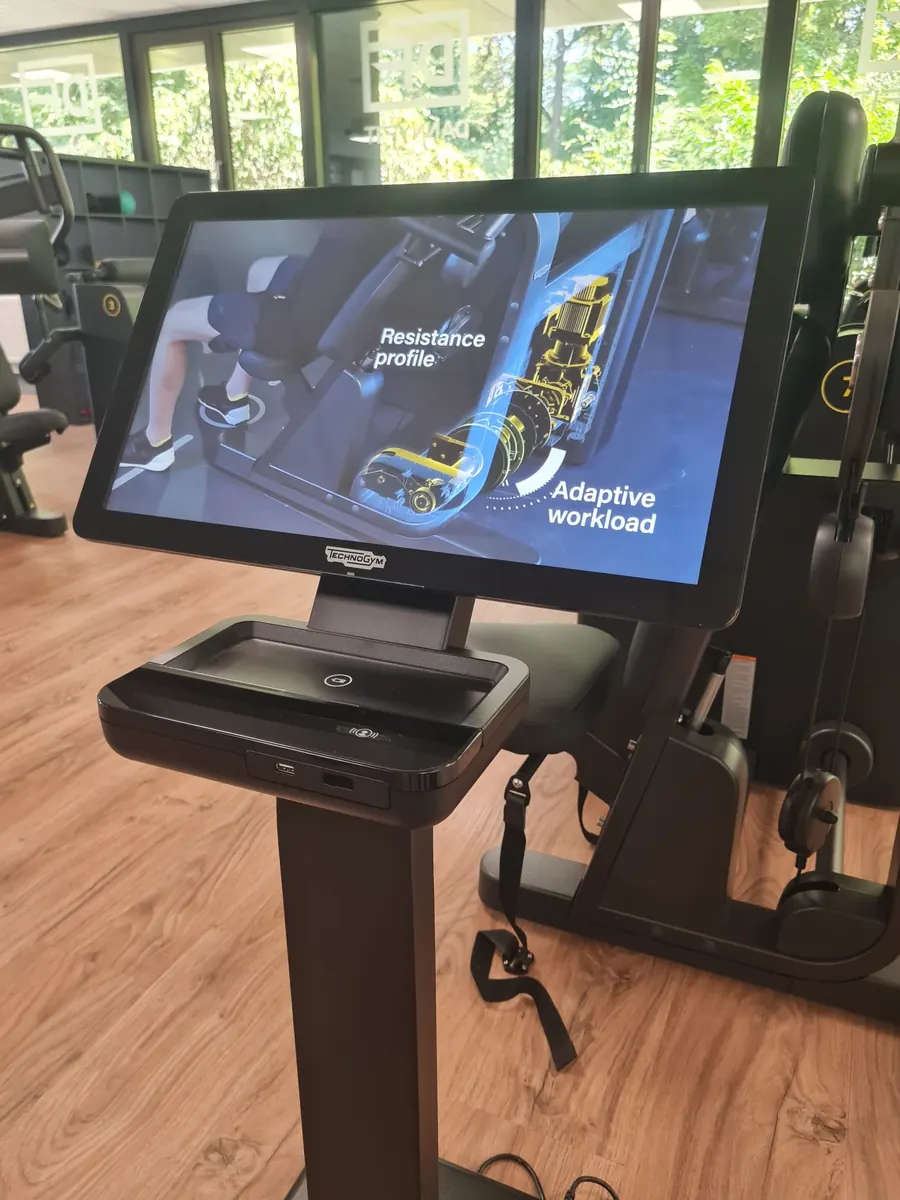 Technogym Touchscreen mit Übungsanleitung am Trainingsgerät